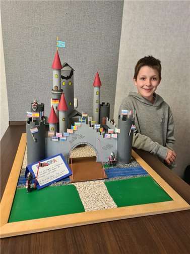 Siegerbeitrag von Titus Eyl: ein Burgmodell mit Flaggen europäischer Staaten.  Foto: privat