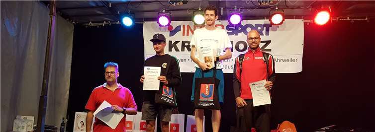 Siegerehrung 10 km v.l.n. Andreas Jeschke, Nikki Johnstone, Christian Schmitz. Fotos: privat