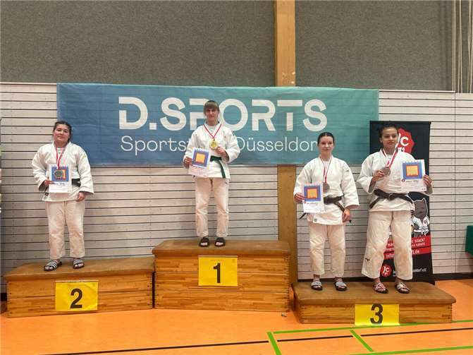Salima Günther aus Unkel wird 2. beim Judo IT U16 Siegerehrung: 1.v.l. Salima Günther.Foto: Naima Günther