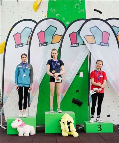 Siegerehrung 3. DJC, Paula Meyer-Vorfelder/Team Bayern (1), Olivia Kistmacher/Team Sachsen (2), Stella Jordans/Team NRW (3). Foto: P. Vekla