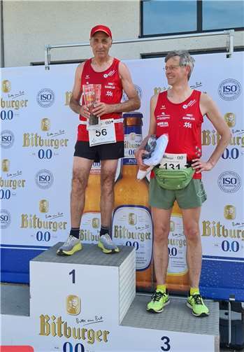 Siegerehrung 5000 m in Wintrich/Mosel: Robert Gotto und Martin Berke. Foto:HSC
