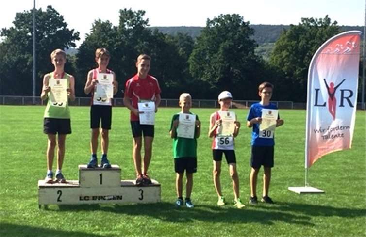 Siegerehrung 800-m Lauf der M12 (vl): Raphael Jüris (Ahrweiler), Lennart Mohr (Cochem), Jakob Blessing (Rheinzabern), Gabriel Kirchmer (Edenkoben), Lucas Raueiser (Cochem), Jonathan Alt (Mainz).  privat