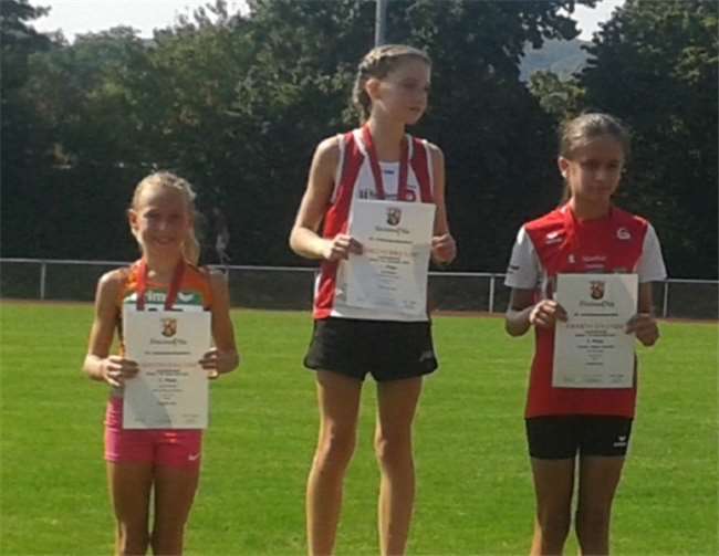 Siegerehrung 800-m der W12 (vl): Laura Kuhn (Koblenz), Josi Balles (Cochem), Hannah Stampf (Rhein-Wied).