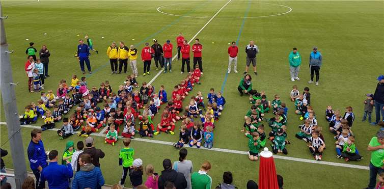 Siegerehrung: Am Ende gingen selbstverständlich alle Nachwuchskicker als Sieger vom Platz. Fotos: privat