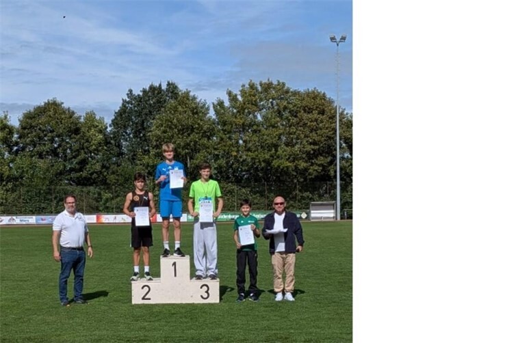 Siegerehrung Block Lauf M 13, Jakob links