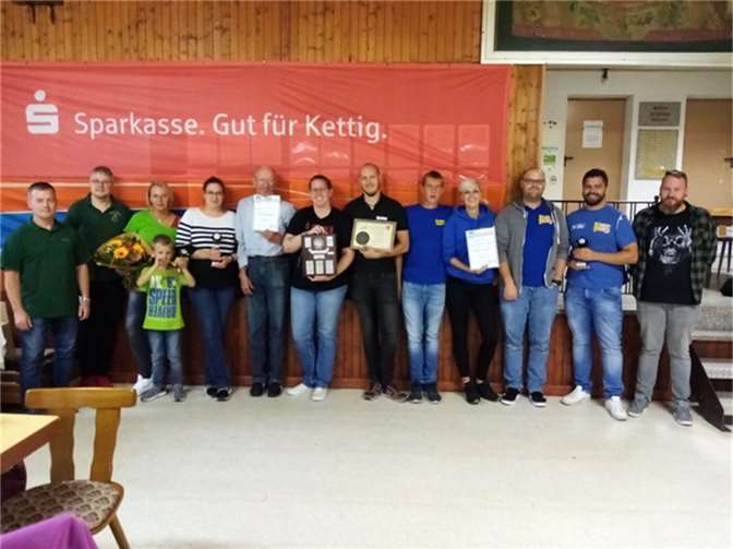 Siegerehrung, Brudermeister Mike Otto (2.v.l.) gratuliert den Gewinnern. Quellen: St. Seb. Schützenbruderschaft Kettig