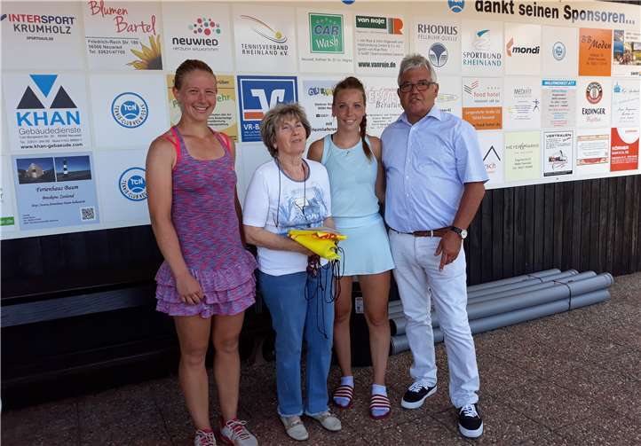 Siegerehrung Damen Einzel: Katharina Lüke, zweite Siegerin, Helga Kraus Turnierleitung, Carolin Drescher, Turniersiegerin, Bernd Franzmann 1. Vorsitzender TC Neuwied (v. l.).Foto: privat