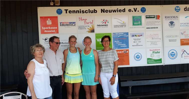 Haupt und Kuppik gewinnen Siegerehrung Damen Einzel (v.l.): Helga Kraus Turnierleitung, Dr. Wulf Jordan Turnierleiter, Katharina Lücke zweite Siegerin, Helena Kuppig Turniersiegerin, Rita Rau-Odenhausen Turnierleitung.privat
