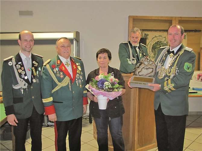 Siegerehrung Damenscheibe (v.li.): Felix Stenzel, Hubert Mohr (Gatte der Siegerin), Elisabeth Mohr, Karlheinz Esch und Frank Emmerich mit dem Ehrenpreis der Damenscheibe.