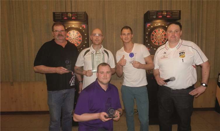Siegerehrung Dart-Cup 2015, v.l.: Eduard Eigner, Stefan Nilles, Mario Steinbach, Oliver Görgen, kniend: Andre Reuter.privat