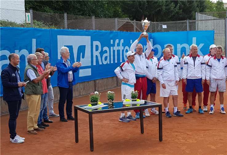 Siegerehrung: Die Rheinbacher Mannschaft wird Deutscher Tennisvereinsmeister Herren 55. Foto: privat