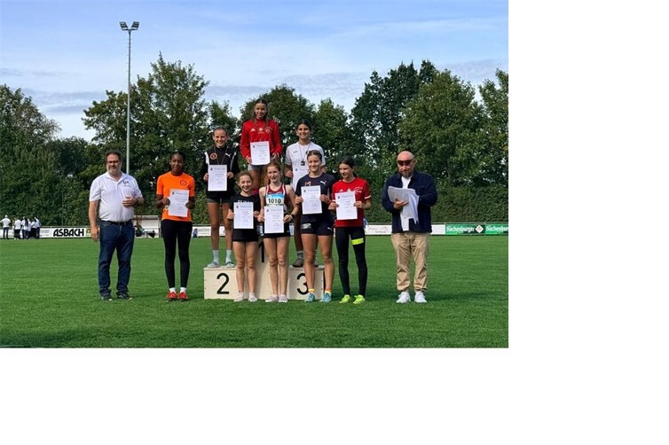 Siegerehrung Dreikampf Lauf W 13, von links Elodie, Hannah