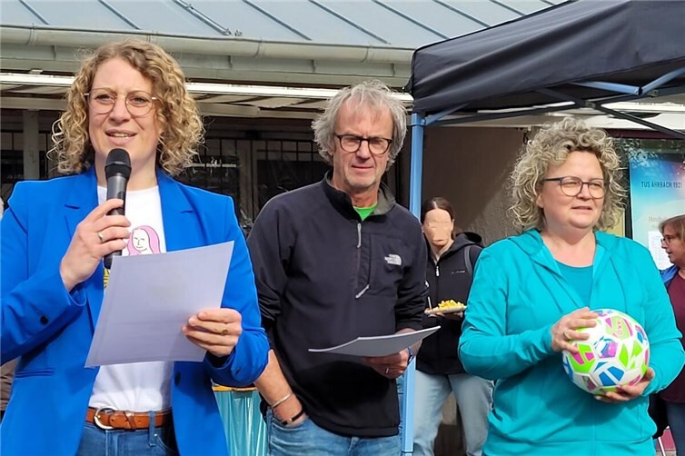 Siegerehrung: Fachbereichsleiterin Helene Rörig ehrt die Grundschulteams zusammen mit Turnierleiter Guido Schiffgens und Schulleiterin Ellen Opper. 