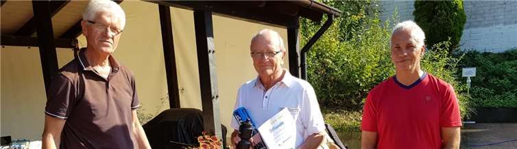 Siegerehrung H 70: 1. Vorsitzender Wolf-Ullrich Scherhag, K. Gunter v. Kajdacsy, Turnierleiter Dirk Melchior (v.l.).