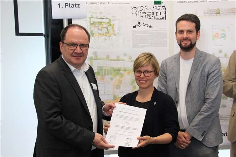 Siegerehrung: Herbert Wiemer (links) übergibt die Siegerurkunde an Angie Müller-Puch im Beisein von Freiraumplaner Daniel Lichtenstein. Foto:GS