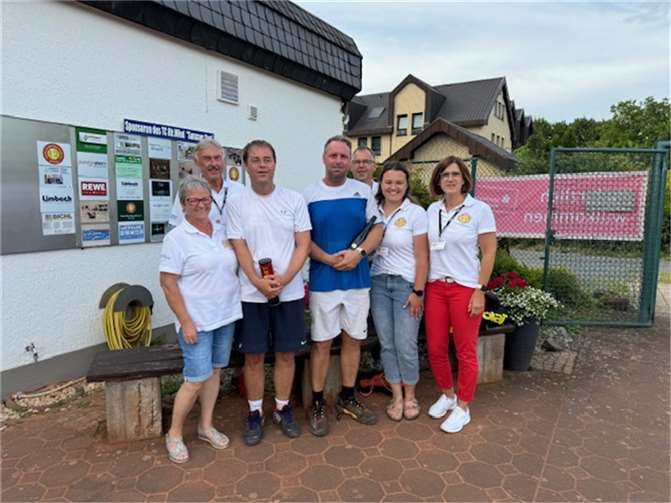 Siegerehrung Herren 40: 3.v.l. Sieger Mirko Schilf, 4.v.l. Vize Christoph Ebertz, Spalier von den Turnierleiter-innen Petra Hartmann, Remy, Bernd Odenhausen, Katharina Krebs und Gabi Kessler  Foto: TC Rhein-Wied Neuwied