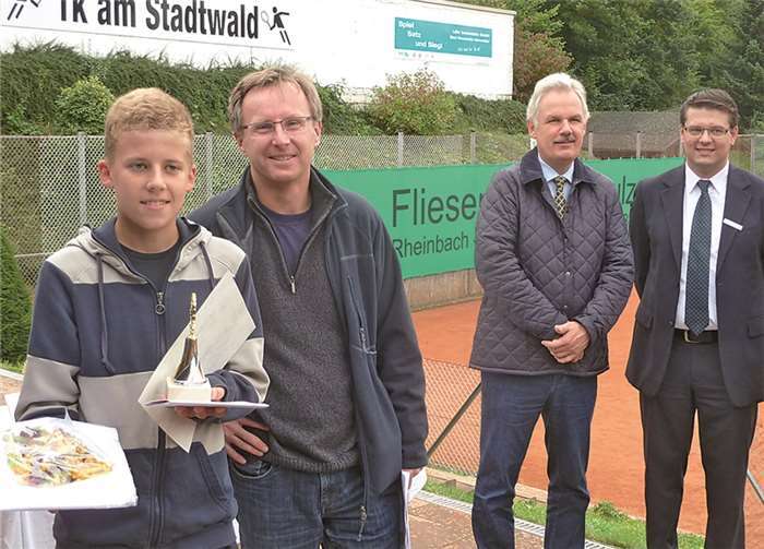 Siegerehrung: Johannes Pilz, Sieger Jg. 1998-2000, Tk-Jugendwart Detlef Nenzel, Schirmherr BM Stefan Raetz, Teamleiter Raiffeisenbank Peter Kruse (v.l.)