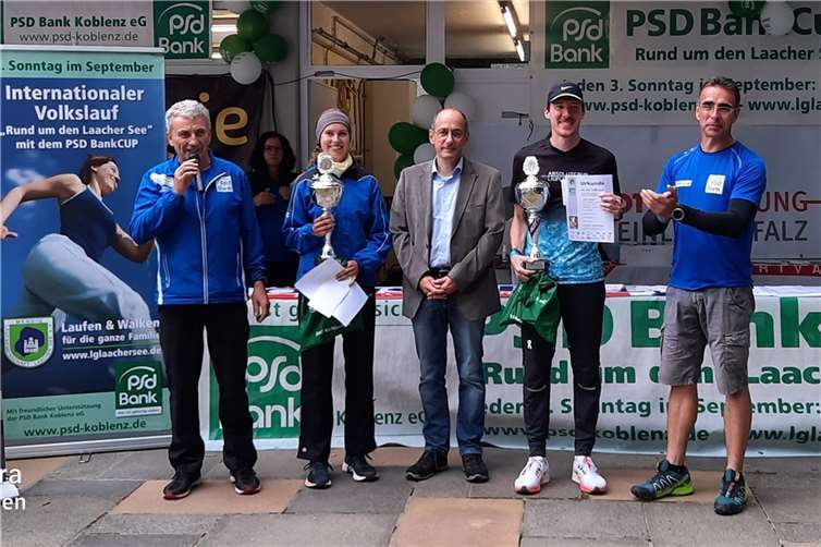 Siegerehrung PSD Bank Cup 2021 (v.li. Klaus Jahnz, Siegerin 10 km Franziska Rennecke, Peter Greiner Vorstandsmitglied der PSD Bank Koblenz, Sieger bei den Männern Julien Jeandree u. Axel Schäfer).  Fotos: LG Laacher See