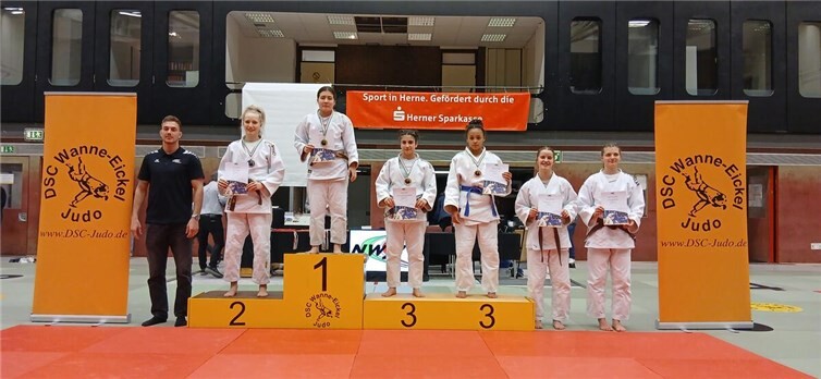 Siegerehrung: Salima Günther (3.v.l.)  Foto: Y. Bouchibane