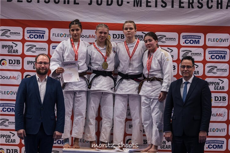 Siegerehrung: Salima gewinnt Bronze (2.v.r.)  Foto: moritz beck