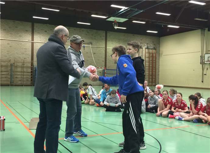 Siegerehrung: Torwart Fabian Stumpf und Aufbauspieler Marc Sommer nehmen stellvertretend für die ganze Mannschaft den Preis für den zweiten Platz entgegen.