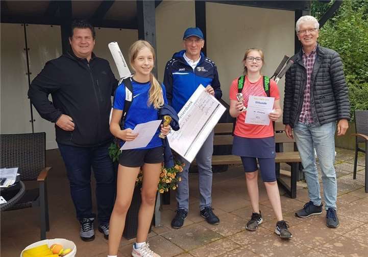 Siegerehrung U15 Antonia Kayser (1.) und Ingke Syrbe (2.) durch Manfred Hoffmann (TCSpRW), Otto Jarosch (SSV Rheinbach) und Wolf-Ullrich Scherhag (Tk am Stadtwald) (v.l.).