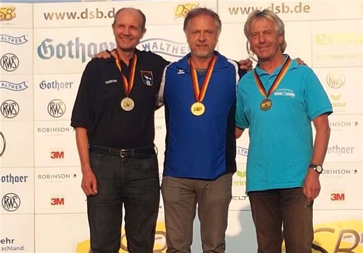 Siegerehrung auf dem Olympia-Schießstand in München in der Disziplin Zimmerstutzen Freihand mit dem Deutschen Meister Udo Bonn (Neuwieder SG) vor dem Badener Martin Hildenbrand (links) und dem Bayern Erich Huber. DSB