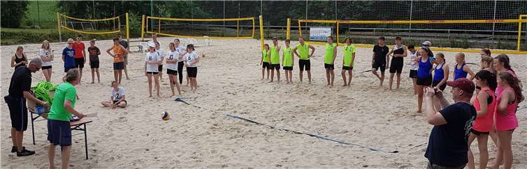 Siegerehrung bei den U 15 Rheinland-Pfalz Beach Vereinsmeisterschaften: Am Tisch links VVRP Vizepräsident und Beachwart Rainer Strohbach, rechts Turnierleiter Erwin Hausen vom Beach Club Dernbach/Montabaur.Fotos: privat