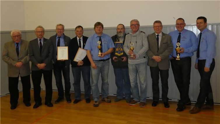 Siegerehrung bei der Versammlung: 2. Vors. Manfred Ehlen (v.li.n.re.), Ehrenvorsitzender Heinz Keuser, Peter Jakoby, Günter Reick, 2. Sieger Sven Glabach, 3. Sieger Hermann Rech, 1. Vorsitzender Fredi Lötsch, Deutscher Meister Hauke Walter und 6. Platzierter Uwe Domaschk.privat
