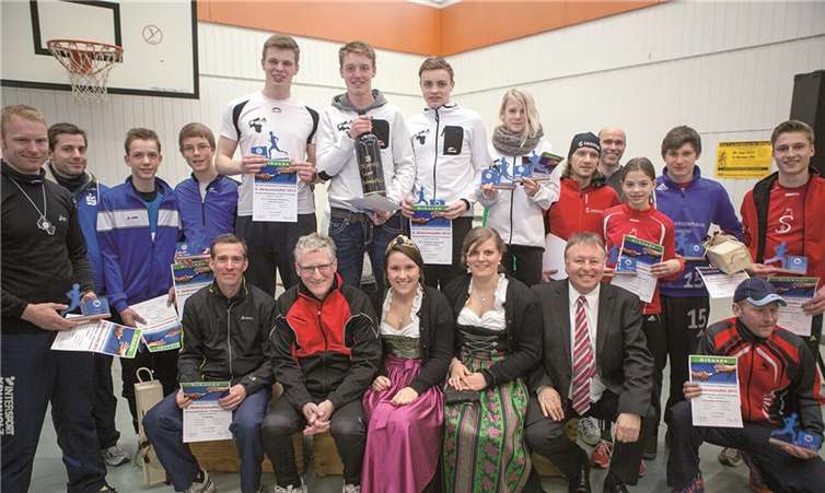 Siegerehrung bei der achten Ahrkreisstaffel mit Landrat Dr. Jürgen Pföhler, Kreissparkassen-Direktor DieterZimmermann und der Dernauer Weinkönigin Evelyn Creuzberg mit ihrer Prinzessin Tanja Kreuzberg. VJ