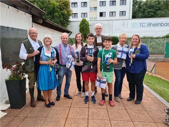 Siegerehrung bei einem 3-Generationen-Mixed-Turnier. Foto: privat