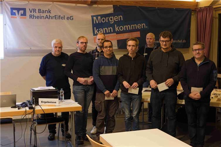 Siegerehrung beim Ahrtaler Schnellschach-Open 2023: 1. Niklas Schulte-Geers (4.v.r.; 8,0 Punkte), 2. FM Pawel Grabowski; 2.v.r.; 7,5) (beide Godesberger SK), 3. FM Dieter Puth (re; SC Heimbach-Weis/Neuwied; 7,0); 4. Sebastian Send (2.v.l.; SK Niederbrechen; 7,0); 5. FM Tim Ronge (3.v.l; SC Heimbach-Weis/Neuwied; 6,5); 6. Helmut Berresheim (4.v.l.; SV 03/25 Koblenz; 6,5). Für den Ausrichter gratulieren: Jürgen Kaster (Turnierleiter, li) und Thorsten Kammer (3.v.r.)..  Foto: Joachim Poensgen