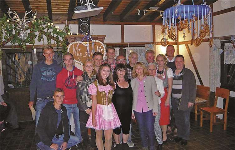 Siegerehrung beim Oktoberfest: Stolze Gewinner beim TC SW Heimerzheim.privat