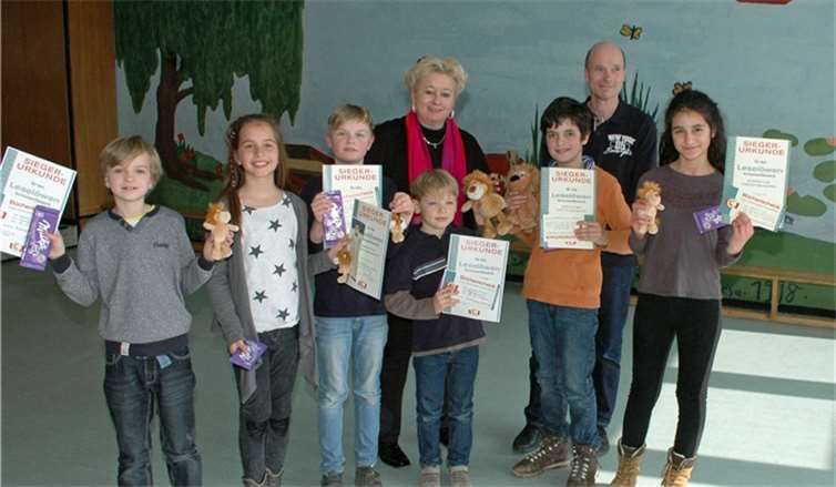 Siegerehrung beim Vorlesewettbewerb (v.l.n.r.): Sebastian Gummert, Lena Gajicic, Leonard Theis, Jan Zimmermann, Elke Esper, Moritz Müller, Thomas Zimmermann und Ülkü-Su Kulas. BL