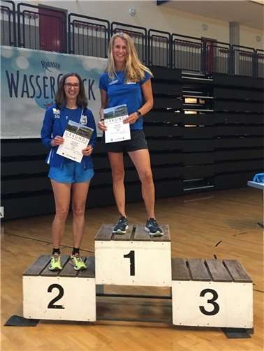 Siegerehrung der AK W 50, links Karin Breslauer und Siegerin Andrea Dahm.  Foto: Michael Rüb