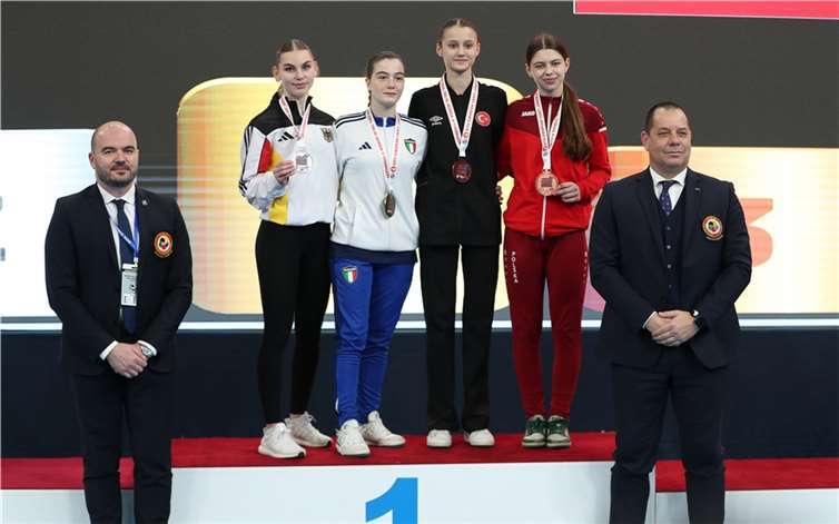 Mayener Karateka gewinnt sensationell EM-Silber  Siegerehrung der Europameisterschaft in Tiflis mit Silbermedaillengewinnerin Ili Hellen (2.v.l.)  Fotos: Gitti Kraußer/Deutscher Karate Verband