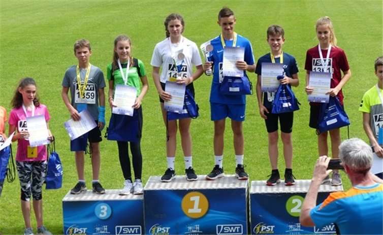 Siegerehrung der Mädchen und Jungen der Klassen M/W13, 6.v.r. Lennart Mohr. Privat