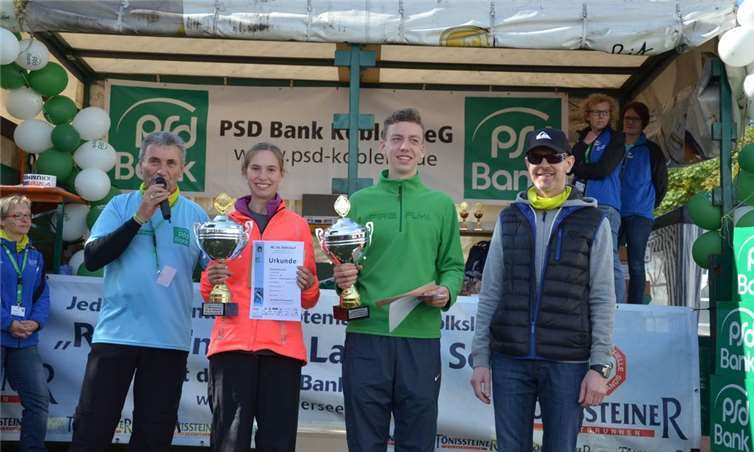 Siegerehrung der PSD Bank-Cup Gewinner 2015 (v.l.) (Klaus Jahnz - LG Laacher See, Franziska Rennecke - LG Rhein-Wied, Jonas Götte - TUS Ahrweiler, Bernd Schittler - Vorstand PSD Bank, Koblenz).privat