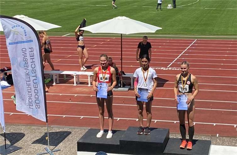 Siegerehrung der Süddeutschen Meisterschaften über 200m bei den Frauen, links Sina Ehrhardt. Quelle: SSC
