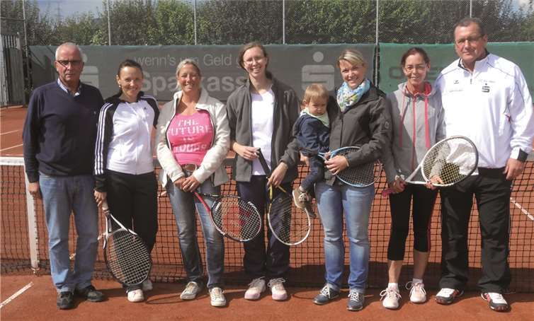Siegerehrung der Tennis-Damen (v.l.n.r.): Vorsitzender Walter Klaes, Shanna Schaufler, Silke Rickert, Sabrina Braun, Maria Wöbking und Sportwart Klaus Wöbking. privat