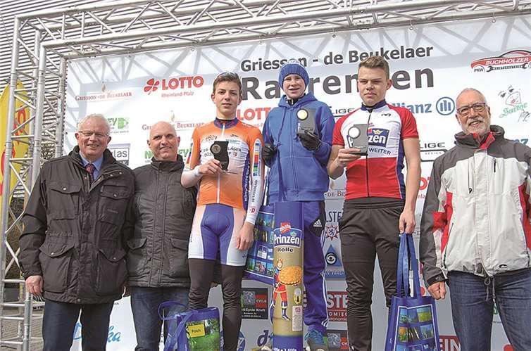 Siegerehrung der U-15-Klasse (v.li.): Anton Reiter, Vorsitzender des VfB Polch, Abteilungsleiter Jürgen Schütt, Tom Bode, Luis Burghardt, der Drittplatzierte Max Dulleck vom VfB Polch und Udo Rudolf, Präsident des Radsportverbandes Rheinland-Pfalz.