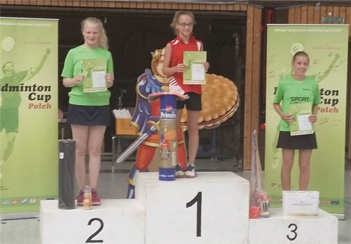 Siegerehrung der U 15 Mädchen: Nina Kamphowe,l., wurde Zweite und Nadine Wolf, r., konnte sich über den dritten Platz freuen.privat