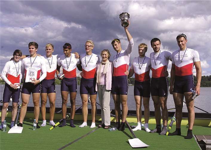 Siegerehrung des Achterrennens am Ratzeburger Küchensee. Spitzensteuermann Jonas Wiesen (links) konnte mit seinem Achter (DRV Boot eins, der U23 „Deutschlandachter“) an beiden Regattatagen die Rennen gewinnen. privat