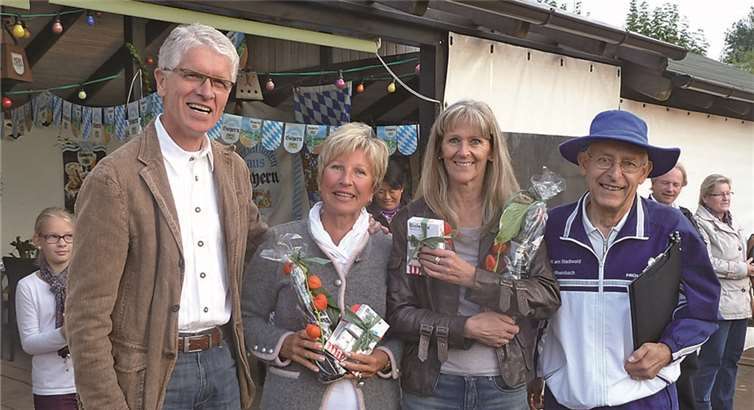Siegerehrung des Saisonabschlussturniers: Tk-Vorsitzender Wolf-Ullrich Scherhag, Sigrid Scherhag, Silke Braun und Turnierleiter Dieter Perkuhn. privat