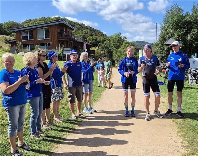Siegerehrung für Anke Schöning und Jan Klapperich, die schnellsten Triathleten beim Vereinstriathlon der LG Laacher See.  Foto: Karin Breslauer