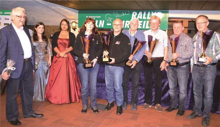 Siegerehrung für die 37. ADAC Rallye Köln-Ahrweiler in Mayschoß: Zu den Gratulanten zählten auch die Mayschoßer Weinkönigin Fan Schumacher (3.v.l.) und Weinprinzessin Elena Metzinger (2.v.l.). BÜN