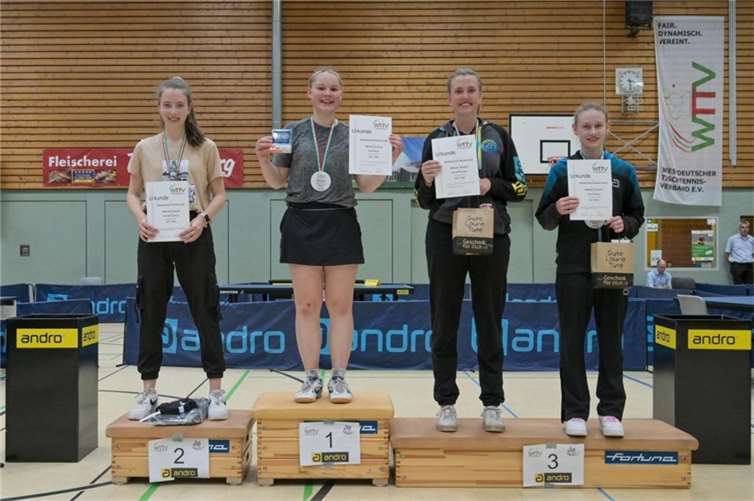 Siegerehrung, ganz links Charlotte Schönau und ganz rechts Luise Düchting. Foto: privat