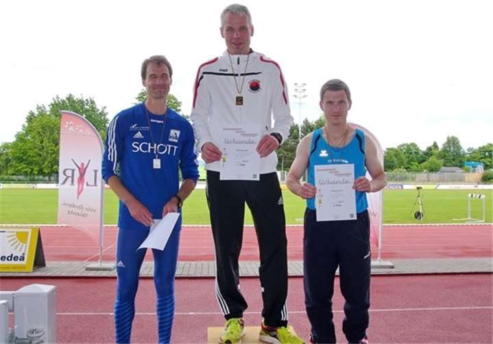 Siegerehrung im 200 Meter-Lauf mit Peter Raueiser (Mitte). privat