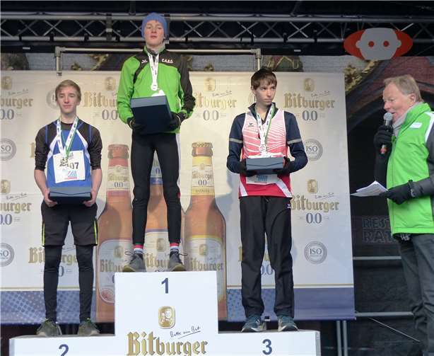 Siegerehrung im 2000-Meter-Lauf durch den Fernsehmoderator Wolf-Dieter Poschmann mit Tim Fuhrmann auf dem dritten Platz.Foto: privat