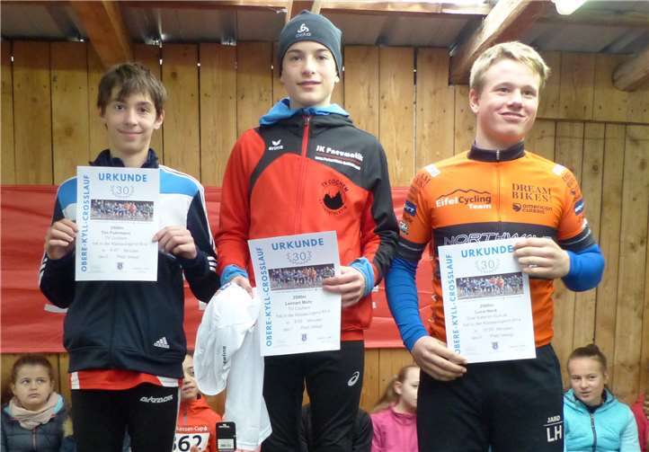 Siegerehrung im 2500 m-Lauf der U 16 mit (v.li.) Tim Fuhrmann, Lennart Mohr und Luca Heck.Foto: privat